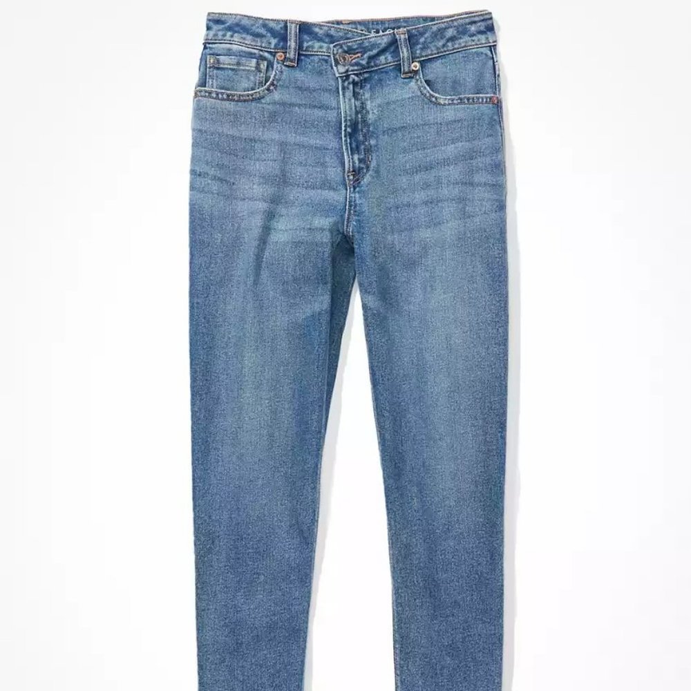 American Eagle Crossover Mom Jean. Short length size 20